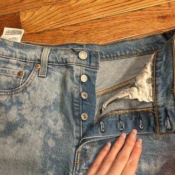 Levi Bleached Tie Dye Jean shorts - Picture 3 of 5